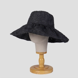 Eleganter schwarzer Sonnenhut mit breiter Krempe und Blumen-Jacquard aus Spitze