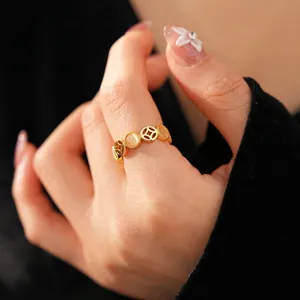 Bague ouverte dorée en résine avec pierre œil-de-chat et motif pièce évidée