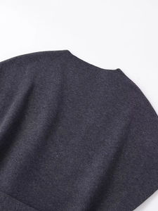 Dettaglio dello scollo posteriore del gilet in maglia grigio scuro con cuciture rifinite