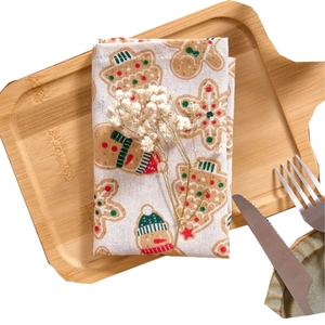 Amerikanische Retro-Serviette mit Lebkuchenmann-Print auf Holztablett Dekoration