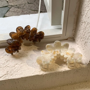 Elegant french acetate flower hair claws in brown and pearly white for sophisticated styles