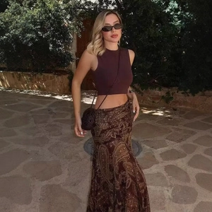 Ensemble chic 2 pièces avec haut court sans manches marron foncé et jupe longue à fleurs
