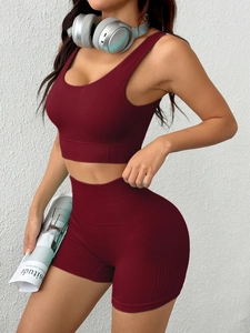 Dettaglio del set sportivo a coste bordeaux senza cuciture con reggiseno e pantaloncini