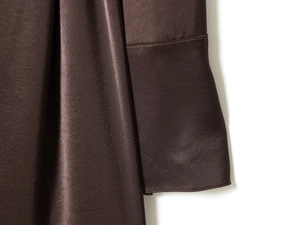Vue détaillée du satin de soie marron chocolat montrant un éclat élégant et des coutures