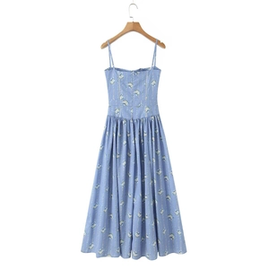 Dettaglio del vestito lungo a fiori blu con cerniera invisibile e spalline sottili
