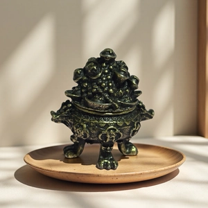 Encensoir en bronze vintage avec couvercle trésor et relief sur un plateau en bois