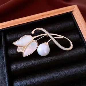 Broche tulipe élégante en or 14K avec pétales en nacre et perle sur boîte en velours