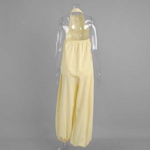Vue arrière du haut dos nu jaune clair et du pantalon ample sur un mannequin transparent