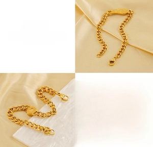 Détail du bracelet gourmette en acier titane doré avec breloque plume en relief
