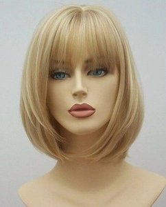 Détails d'une perruque courte blonde type bob avec frange droite et texture lisse