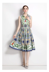 Détail de la robe rétro française à imprimé baroque, sans manches et avec ceinture