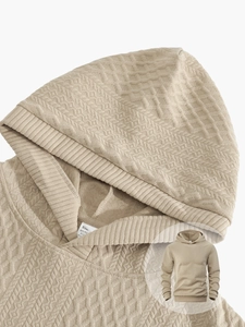 Detail eines beigen Herren-Hoodies mit einzigartiger Jacquard-Strickstruktur in Rautenoptik