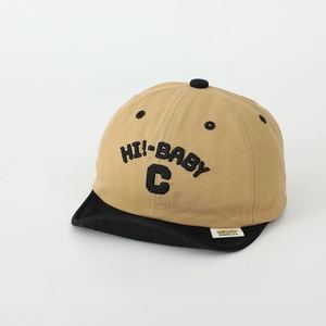 Detail der Baby-Baseballkappe mit C-Stickerei und kontrastierenden Khaki- und Schwarzfarben