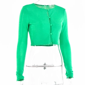 Vue détaillée du cardigan court en maille verte avec boutons assortis et manches longues