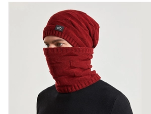 Détail d'un ensemble bonnet et tour de cou en tricot rouge avec logo Sport noir