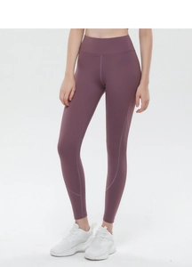 Detailansicht der dunkelvioletten Yoga-Leggings mit hohem Bund und formenden Seitennähten