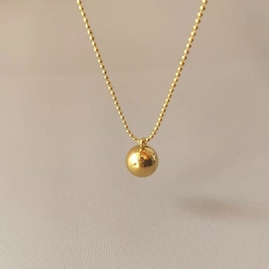 Minimalistische goldene Titanstahl-Halskette mit poliertem Kugelanhänger und Perlenkette