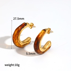 Detail of C-shaped resin earrings showing 27.5mm height and 5.5mm width dimensions