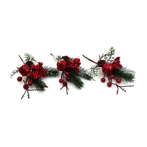 Dettaglio di foglie di Natale PE, bacche rosse, aghi di pino e mini pigne decorative