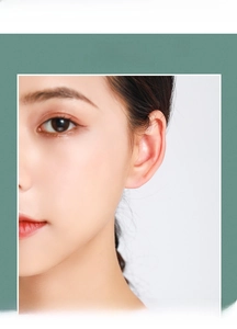 Détail de boucles d'oreilles cœur évidé en argent s925 sur modèle au style élégant