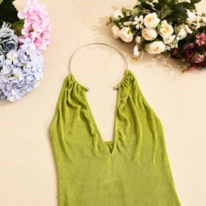 Détail de la robe vert citron avec licou à anneau métallique et tissu côtelé