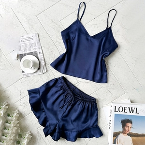 Ensemble de pyjama deux pièces en satin bleu marine avec caraco à col en V et short à volants