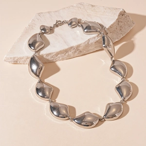 Dettaglio macro della collana argento con maglie geometriche fluide irregolari
