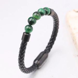 Dettaglio di cinque pietre occhio di tigre verdi da 6mm su bracciale in pelle nera