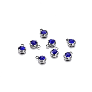 Vue détaillée de pendentifs en zircone bleu foncé de 6 mm avec boucles en inox