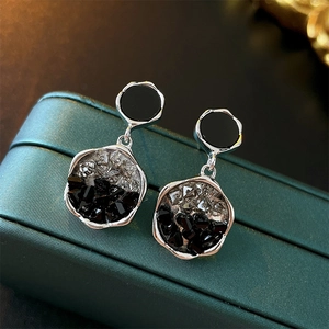 Boucles d'oreilles sombres géométriques avec cristaux noirs et tiges en argent pour femme