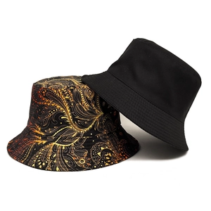 Lot de deux bobs comprenant un modèle noir uni et un modèle avec imprimé paisley orange