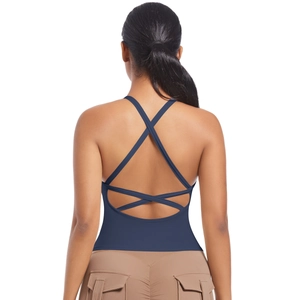 Vue détaillée du dos d'une brassière de sport bleu marine à fines bretelles croisées