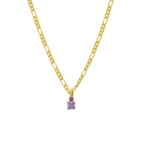 Dettaglio di una collana dorata con zirconi rosa e viola su sfondo bianco pulito