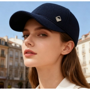 Detail der dunkelblauen Woll-Baseballkappe mit silbernem Diamant-Fashion-Metalllogo