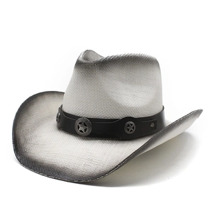 Detail eines Stroh-Cowboyhuts mit Farbverlauf und Vintage-Metallstern-Ornamenten