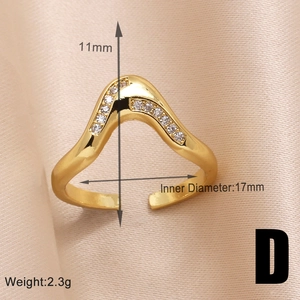 Detailansicht vergoldeter Wellenring mit Zirkonia zeigt 11mm Höhe und 17mm Innendurchmesser