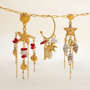 Orecchini boho dorati con corallo rosso, conchiglie bianche e ciondoli a stella marina