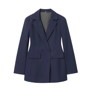 Détail d'un blazer croisé bleu marine avec revers crantés et poches à rabat