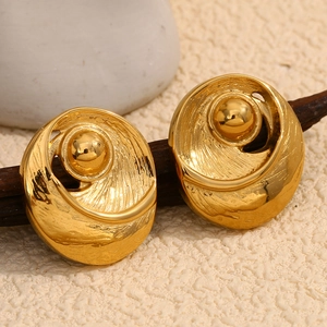 Dettaglio degli orecchini placcati oro 18K con trama a vortice su base in legno