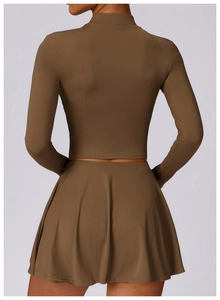 Vue arrière d'un crop top à manches longues vert olive foncé et d'une jupe de sport
