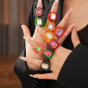 Gros plan sur une bague hexagonale en résine vintage ornée de cristaux multicolores