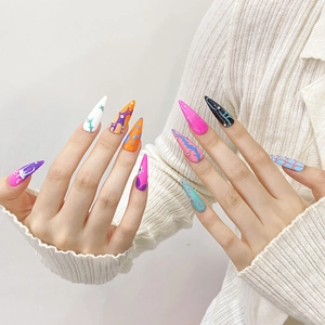 Faux ongles stiletto longs avec motifs artistiques colorés et petits strass brillants