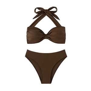 Conjunto de bikini de dos piezas marrón chocolate con top halter y lazo decorativo