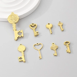 Set mit 8 Vintage Gold-Edelstahl-Schlüsselanhängern in verschiedenen Größen und Designs