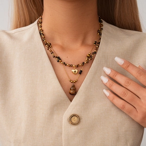 Collier multicouche en œil de tigre avec pendentifs cœur et gourde plaqués or 18 carats