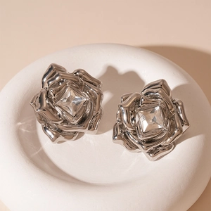 Macro de boucles d'oreilles rose argentée avec zircon carré sur socle en pierre