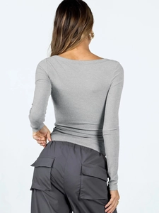Vue arrière détaillée d'un haut gris côtelé à manches longues et d'un pantalon cargo gris