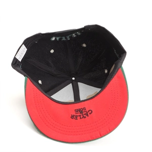 Casquette snapback à bord rouge avec broderie et étiquettes de composition internes