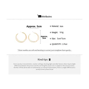 Detailansicht der 5cm goldfarbenen C-Form Mehrschicht-Ohrringe mit Maßen und Gewicht