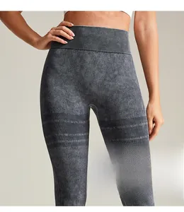 Détail du legging de yoga sans couture taille haute avec effet galbant en gris foncé